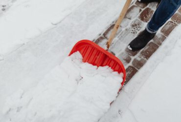 Winterdienst Rote schaufel Schnee entfernen